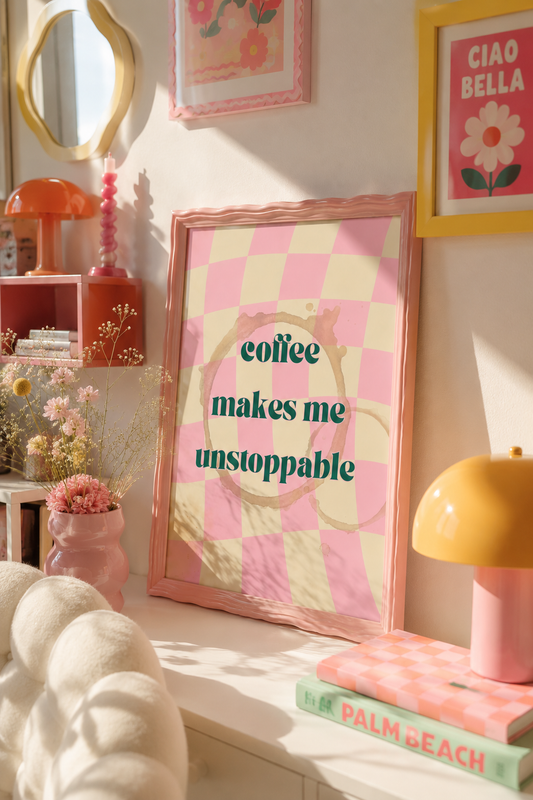 Affiche Coffee Makes Me Unstoppable – Rose