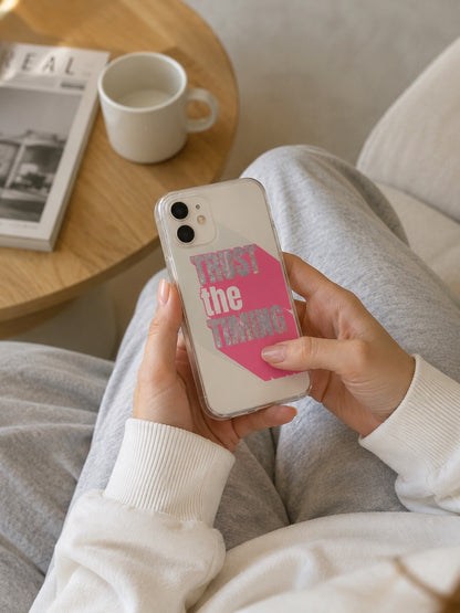 Coque iPhone semi-transparente Trust the Timing – Rose