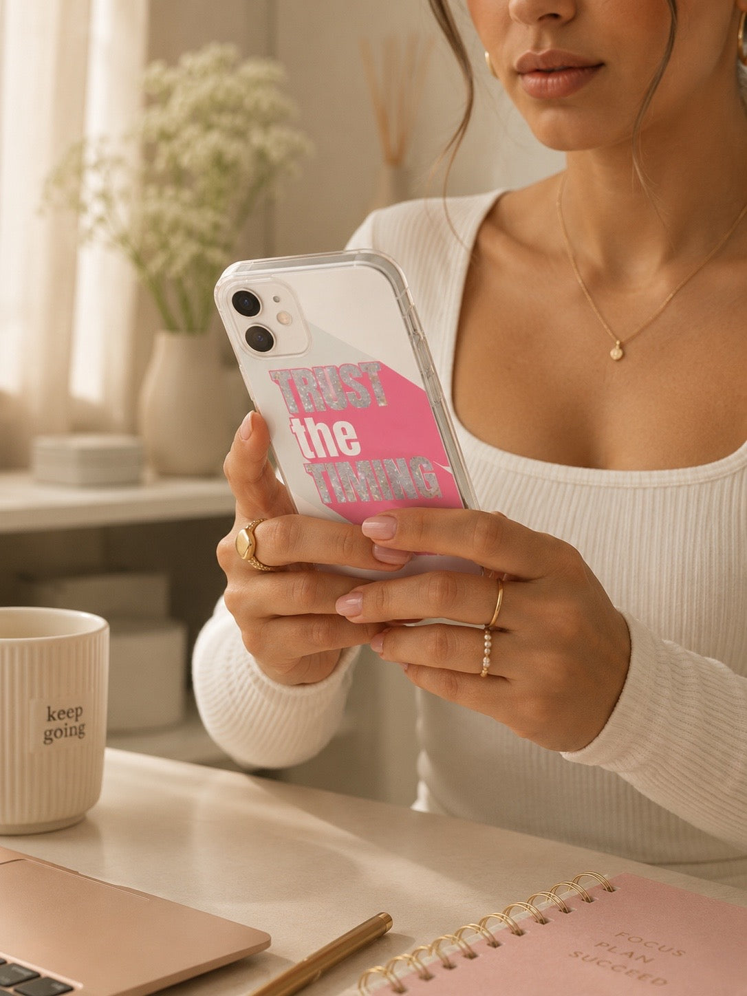 Coque iPhone semi-transparente Trust the Timing – Rose