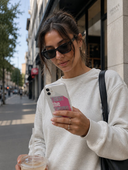 Coque iPhone semi-transparente Trust the Timing – Rose